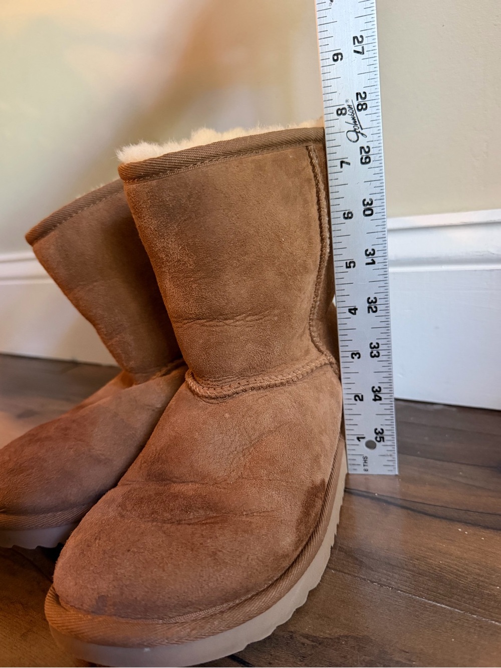 UGG | UGG Classic Short Chestnut Sheepskin Boots | Big Kids Size 4 / EU 36 - Picture 11 of 12